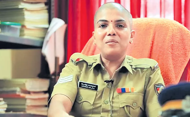 Women Senior Police Officer Donated Hair To A Cancer Patient - Sakshi