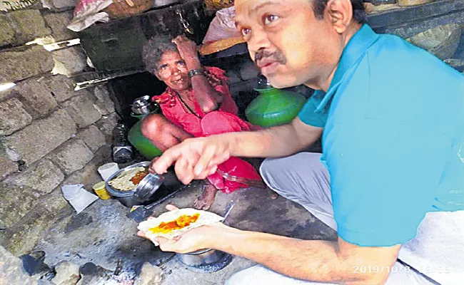 SP Vedamurthy Breakfast in Elderly Women House in Raichur - Sakshi