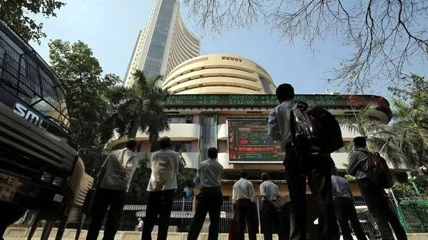 Sensex slumps over 400 points despite RBI rate cut - Sakshi