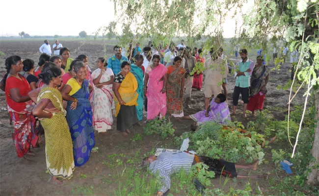 Four Members Died In Thunderbolt At Prakasam District - Sakshi