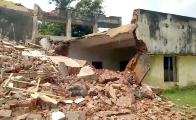 Government Junior College Building Collapses In Vizianagaram Kothavalasa - Sakshi