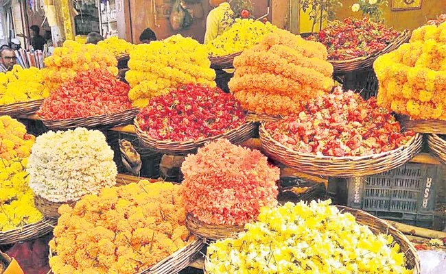 Vijayadashami Hyderabad Flower Market Sees Record Arrival - Sakshi