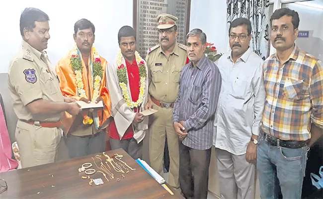 Auto Driver Returned The Gold Jewelery To The Passenger Who Left Them - Sakshi