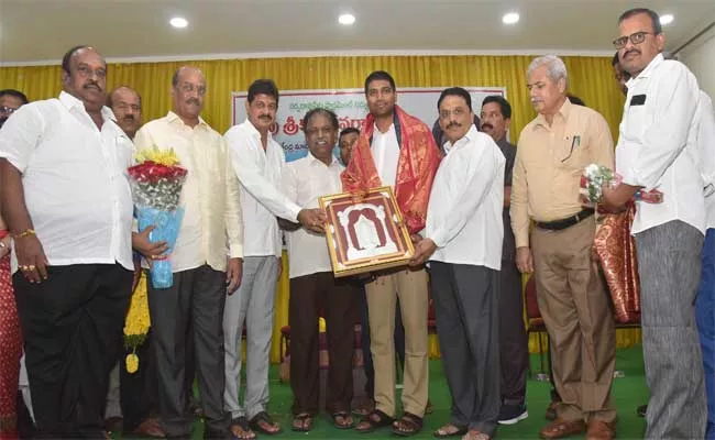 MP Lavu Sri Krishna Devarayalu Talks In Welcome Programme In Guntur - Sakshi