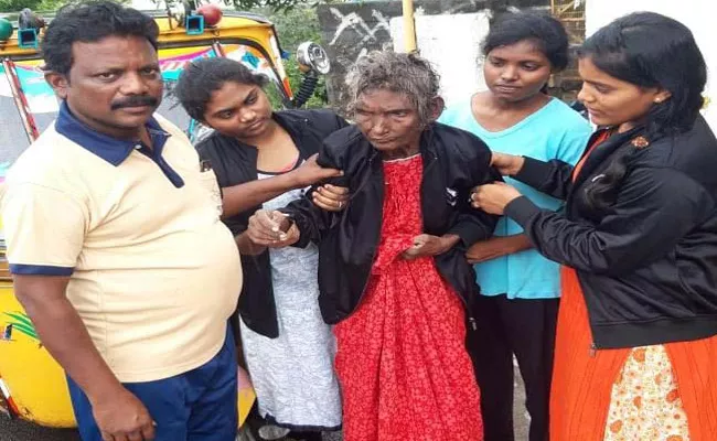 Unidentified Persons Left 87 Years Of Old Woman On Road - Sakshi