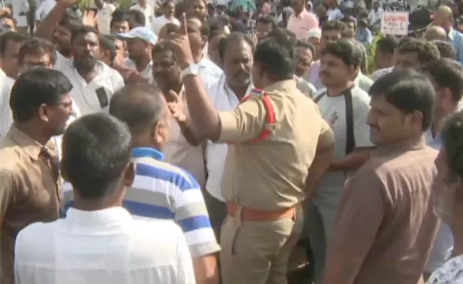 TSRTC Strike: Tense Situation At Driver Babu House In karimnagar - Sakshi