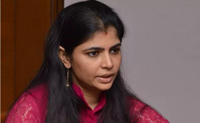  Chinmayi lashes out at Vairamuthu again - Sakshi