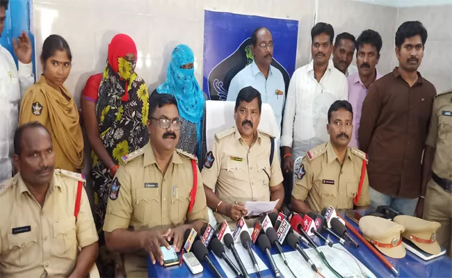 Two Womens Arrested For Doing Children Kidnaps In Nellore - Sakshi