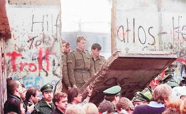 Article On Fall Of The Berlin Wall - Sakshi