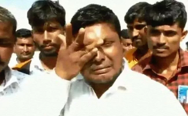 Crying Farmer Forced To Sell Onions At Rs 8 Per Kg In Maharashtra - Sakshi