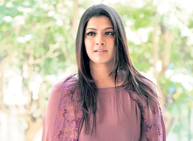 Varalaxmi Sarathkumar romance with Raviteja in gopichand malineni - Sakshi