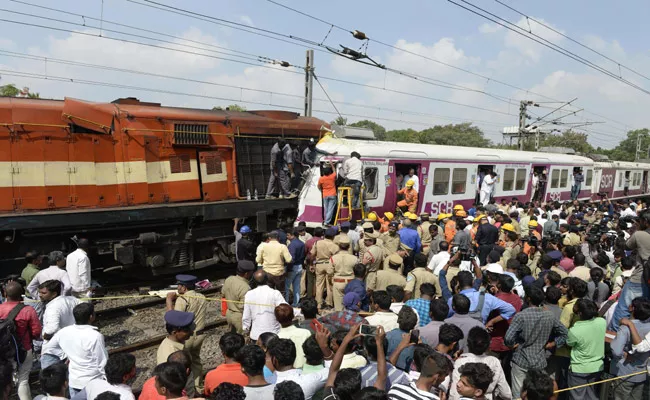 Several Trains Cancelled Due To Train Collision At Kacheguda - Sakshi