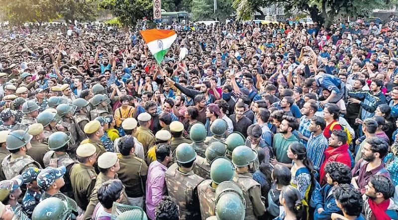 JNU Students Protesting Huge Fee Hike Clash With Cops - Sakshi