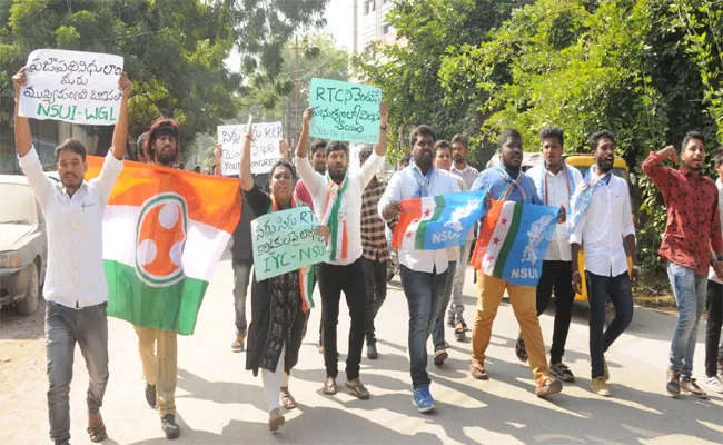 TSRTC Employees Siege Errabelli Dayakar Rao House In warangal - Sakshi