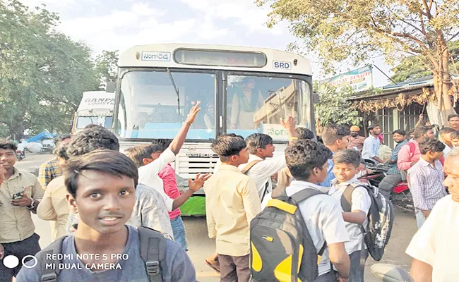 Students Stop RTC Bus At Sangareddy District - Sakshi