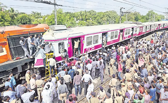 MMTS First Train Accident in Kachiguda Railway Station - Sakshi