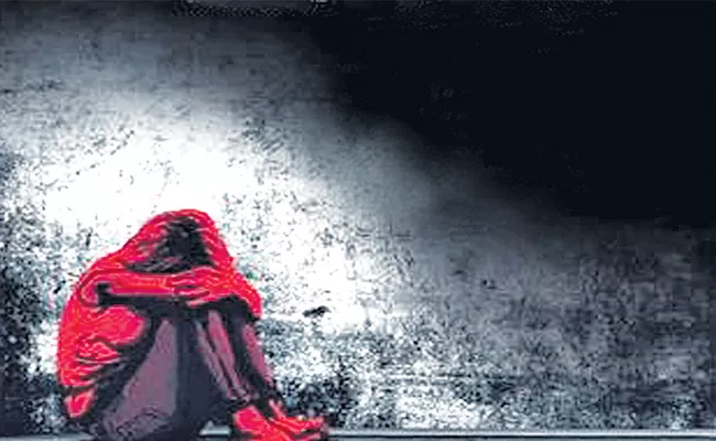 Drunkard Father Sold His Daughter For 3 Lakhs In Telangana - Sakshi