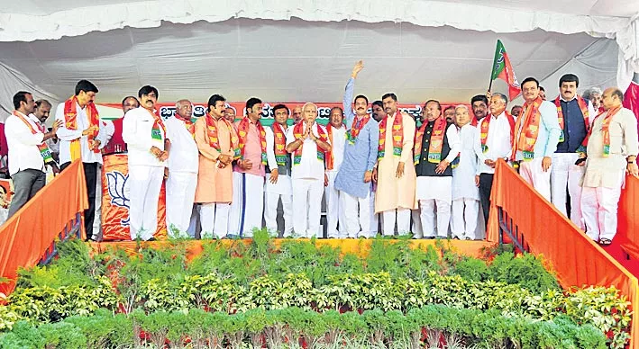 16 of 17 disqualified Karnataka MLAs join BJP - Sakshi