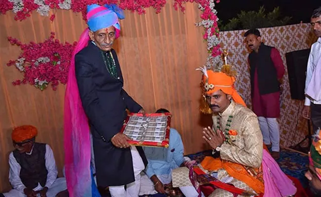 CISF Jawan Refuses Dowry At Wedding And Takes Rs 11 From Bride Parents - Sakshi