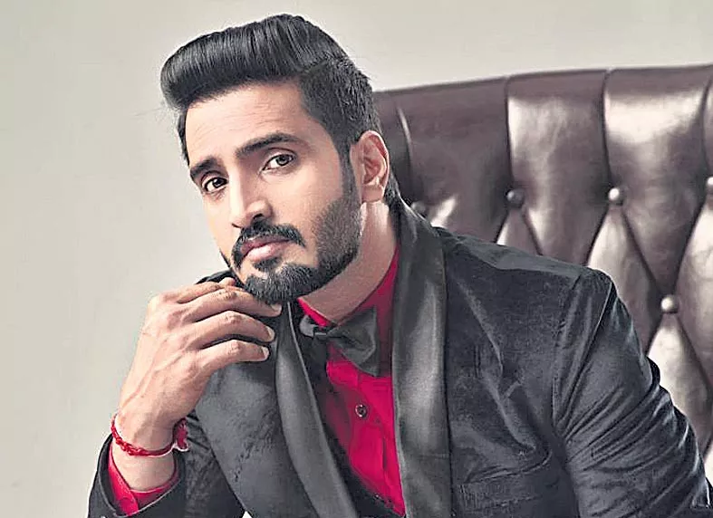 Santhanam in Agent Sai Srinivasa Athreya tamil remake - Sakshi