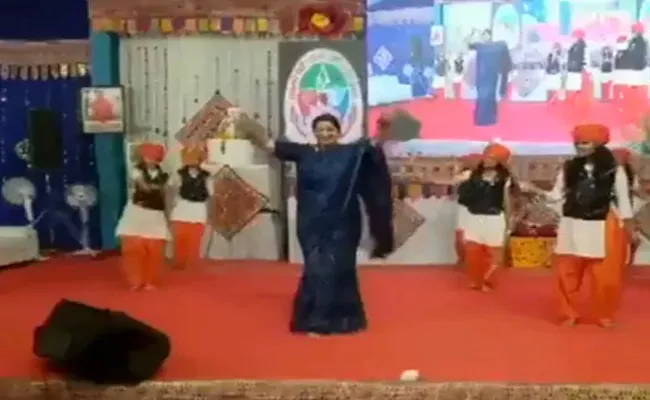 Smriti Irani Performs Talwar Raas In Gujarat - Sakshi