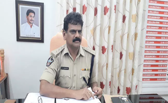 Police Officer Who Arranged Free Lunch For Spandana Complainants - Sakshi