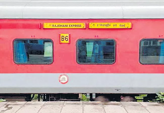 Rail board to hike meal prices on Rajdhani, Shatabdi, Duronto - Sakshi