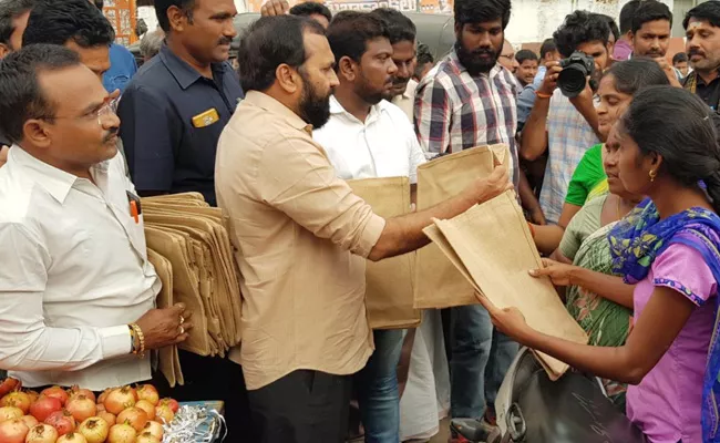 MLA Ramakrishna Reddy Distributes Jute Bags In Mangalagiri - Sakshi