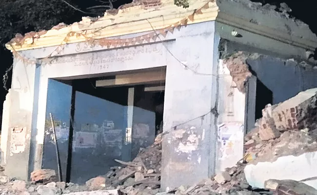 Vaikunta Dwaram Demolished In Yadadri In The Part Of Renovation - Sakshi