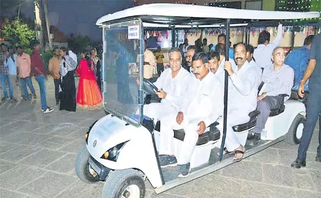 Harish Rao Running A Battery Car On Mini Tankbund - Sakshi