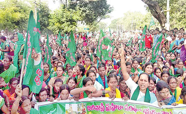 Adivasis Demand To Remove Lambadis From ST List At Utnoor - Sakshi