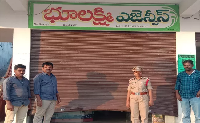 Thieves Trying To Robbed In Five Shopes At A Time In Adilabad - Sakshi