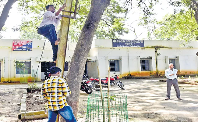 Fight Between Traffic Police And Transco Employees At Peddapalli - Sakshi