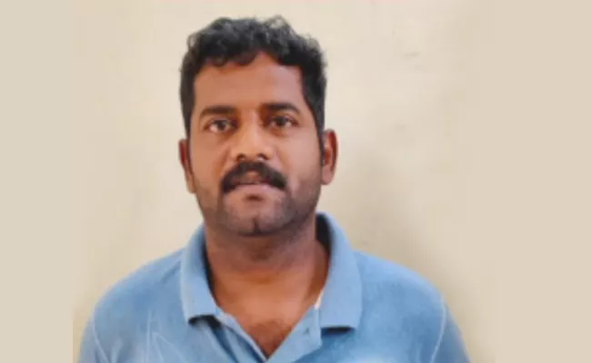 Vigilance Officers Arrested Two Brokers In Tirumala - Sakshi