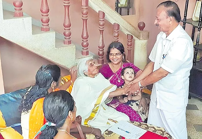 105 years old Kerala woman takes up fourth grade exam - Sakshi