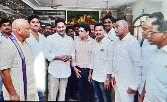 CM YS Jagan Pays Tribute To Malladi Krishna Rao Father - Sakshi