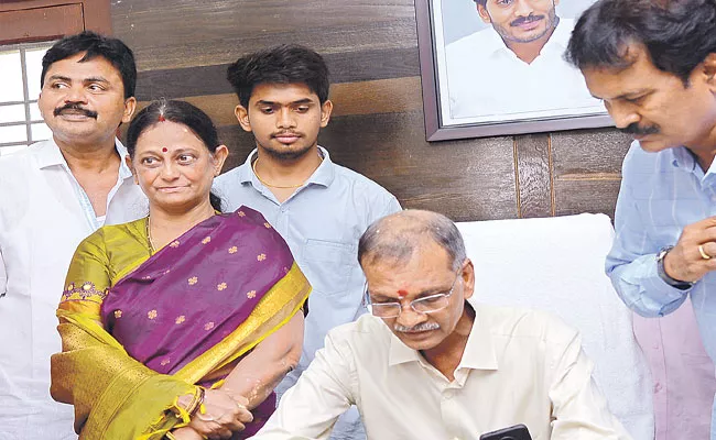 YS Jagan Special Attention To The Welfare Of Journalists - Sakshi