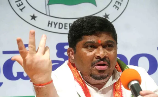 Congress Leader Ponnam Prabhakar Fires On BJP - Sakshi