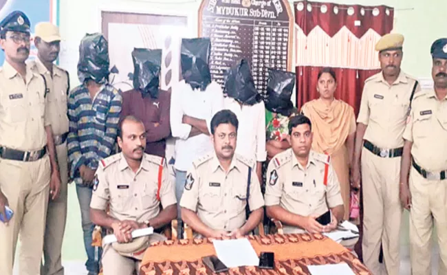 Murder Case Gang Arrested By Police In Kurnool - Sakshi