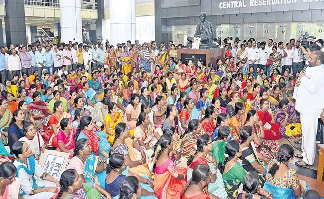 TSRTC Women Employees Stage Mute protest At Hyderabad - Sakshi