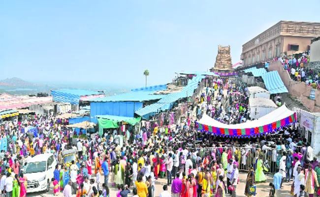 Huge Devotees In Yadadri Srilakshminarasimha Swamy Temple - Sakshi