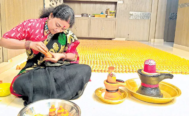 Sravanthi Of Making Shivalinga Statues - Sakshi