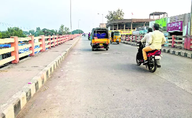 Khagaznagar Flyover Dangerously Cause Of Accidents - Sakshi