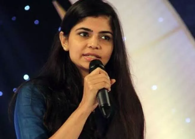 Chinmayi clarifies on photo with Nithyananda - Sakshi