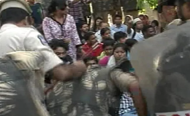 Police Laticharge On KU Students In Warangal - Sakshi