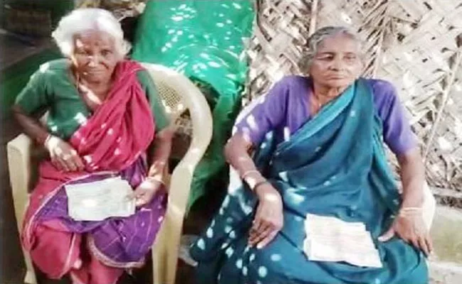 Two Old Women Kept 46 Thousand Rupees Hiddenly In Tamilnadu For Funeral - Sakshi