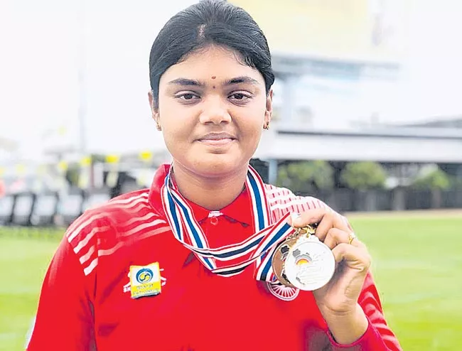 Jyothi Surekha Vennam, Abhishek Varma claim gold at Asian archery - Sakshi