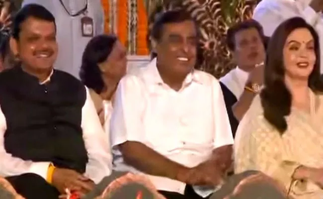   Mukesh Ambani present with family  present at Uddhav Thackeray swearing in ceremony  - Sakshi