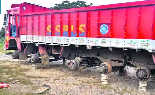 Tyre Thieves Arrested In Siddipet District - Sakshi