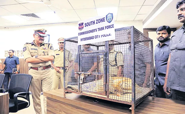 Pathabasthi People Smuggling Zoo Animals In Hyderabad - Sakshi